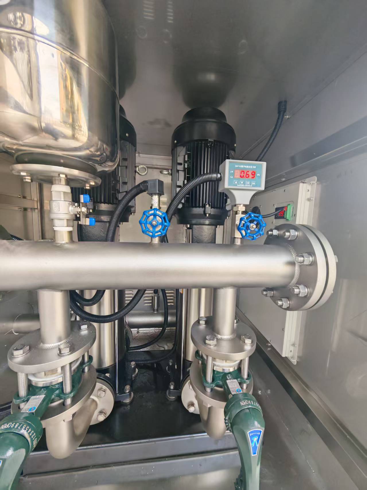 小区一体化直联供水设备项目安装现场