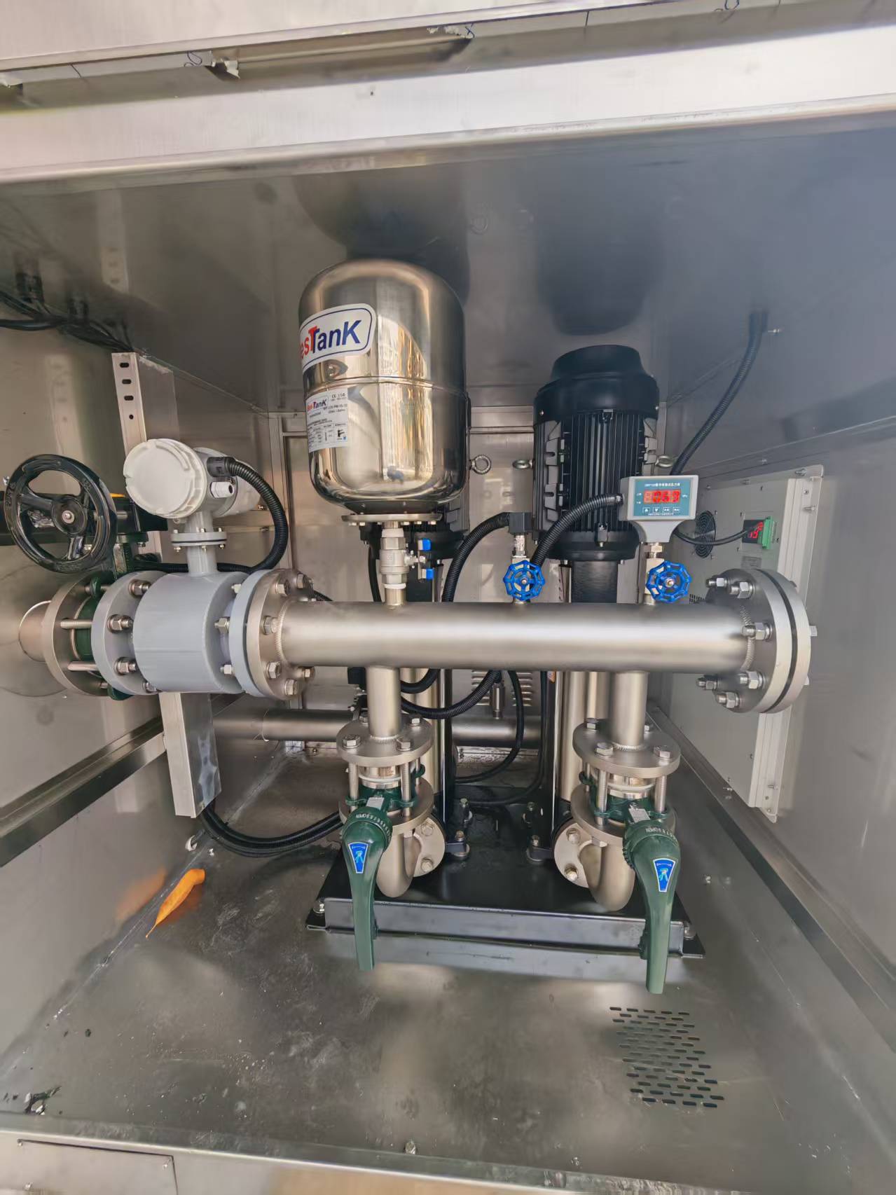 小区一体化直联供水设备项目安装现场